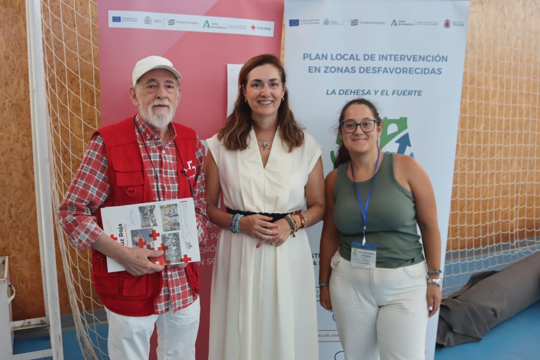 Menores participando en actividades de verano en un polideportivo de Ronda