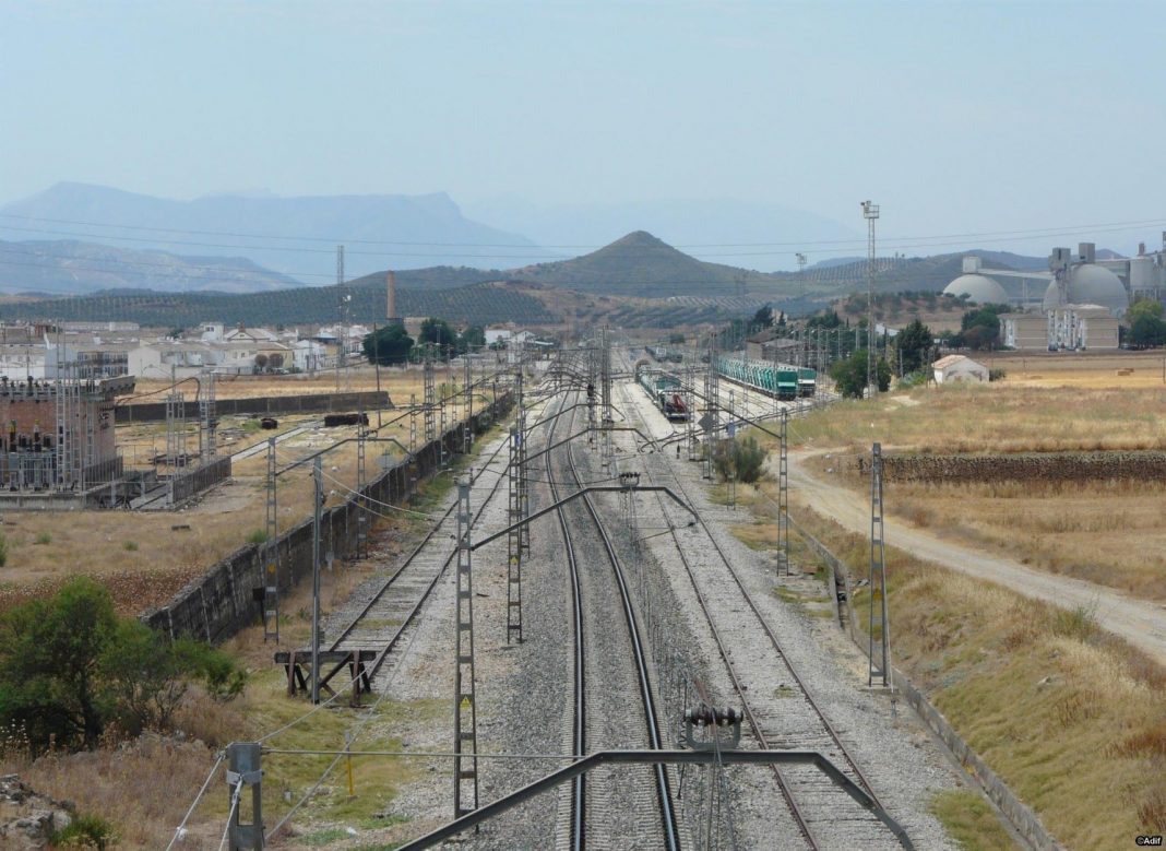 Tramo ferroviario entre Bobadilla y Ronda en un entorno rural andaluz