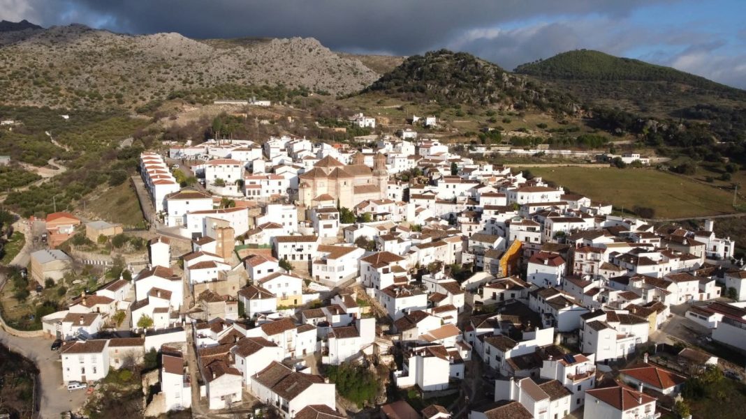 Vecinos reunidos en una actividad de verano en Alpandeire