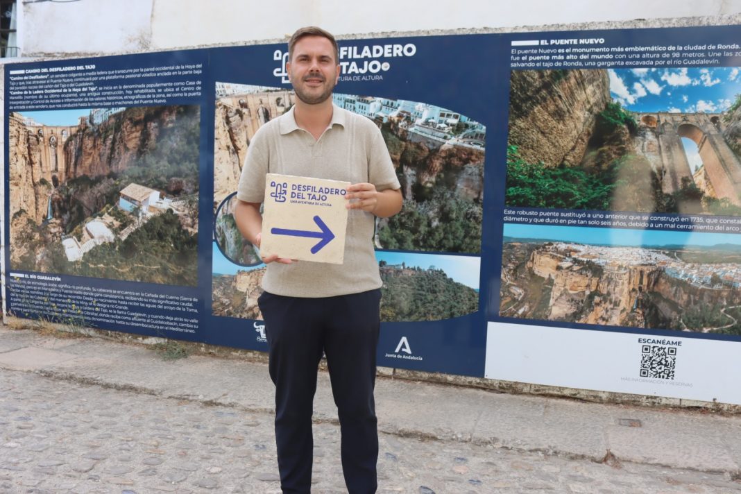 Azulejos artesanales de señalización en el Conjunto Histórico de Ronda