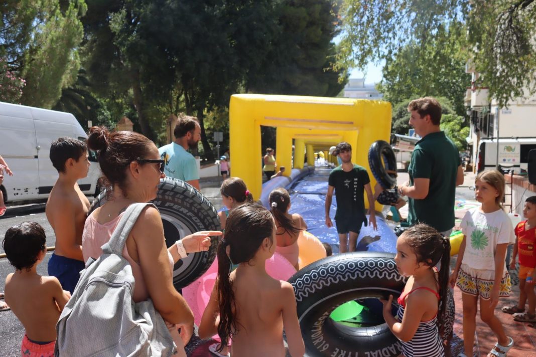 Tobogán acuático instalado en una calle del barrio de San Rafael de Ronda