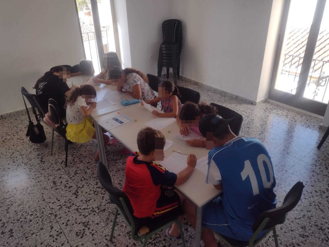 Niños y niñas participan en actividades de la escuela de verano de Algatocín