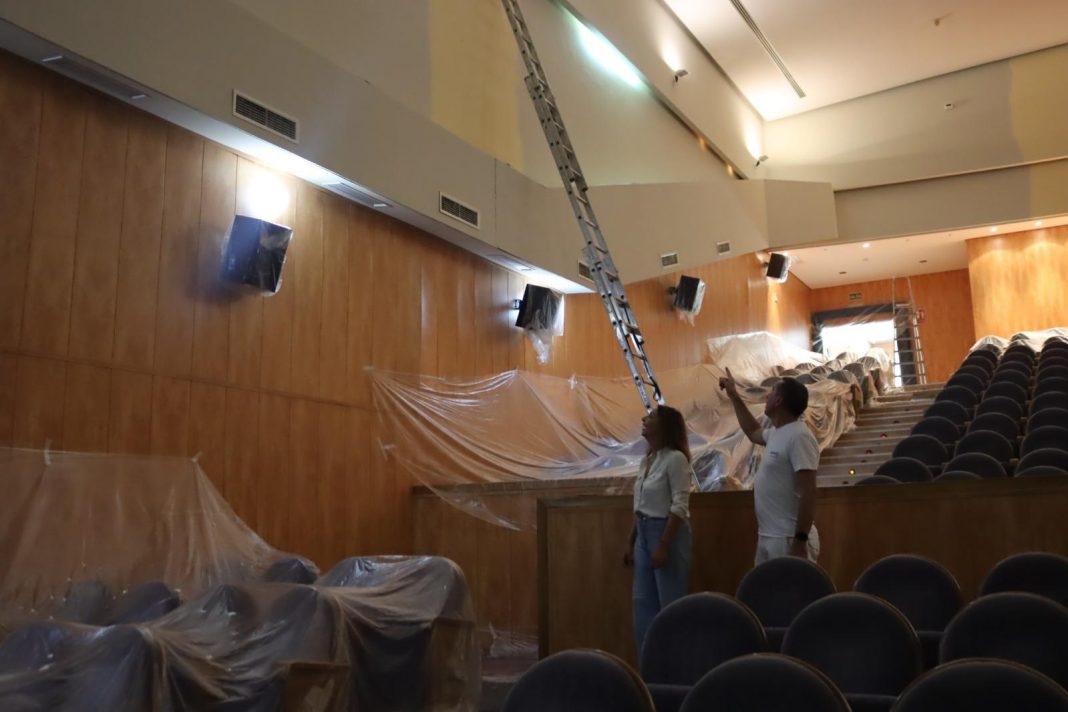 Fachada del Teatro Vicente Espinel de Ronda durante trabajos de mejora