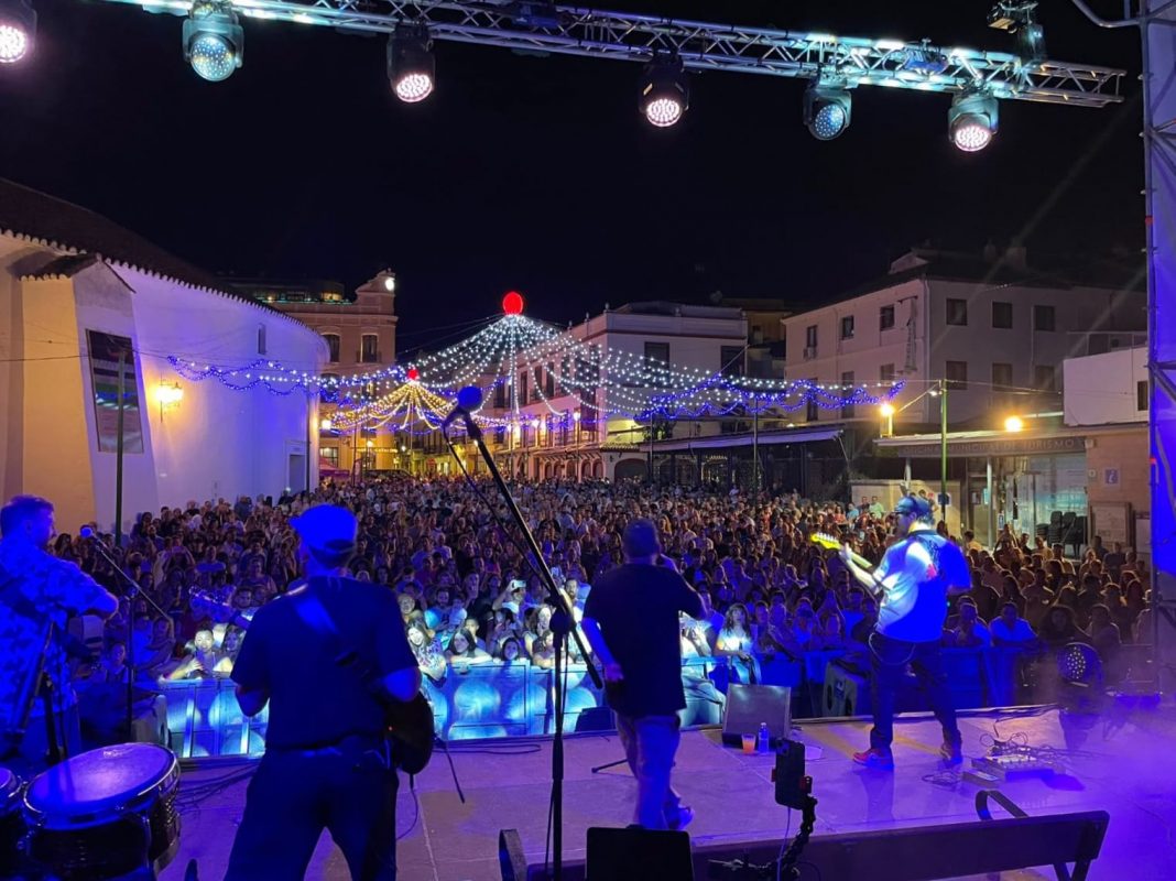 Público en la plaza Teniente Arce durante el Pinsapo Sound