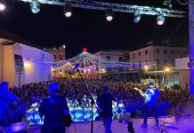 Miles de personas llenan el centro de Ronda durante el Pinsapo Sound Público en la plaza Teniente Arce durante el Pinsapo Sound