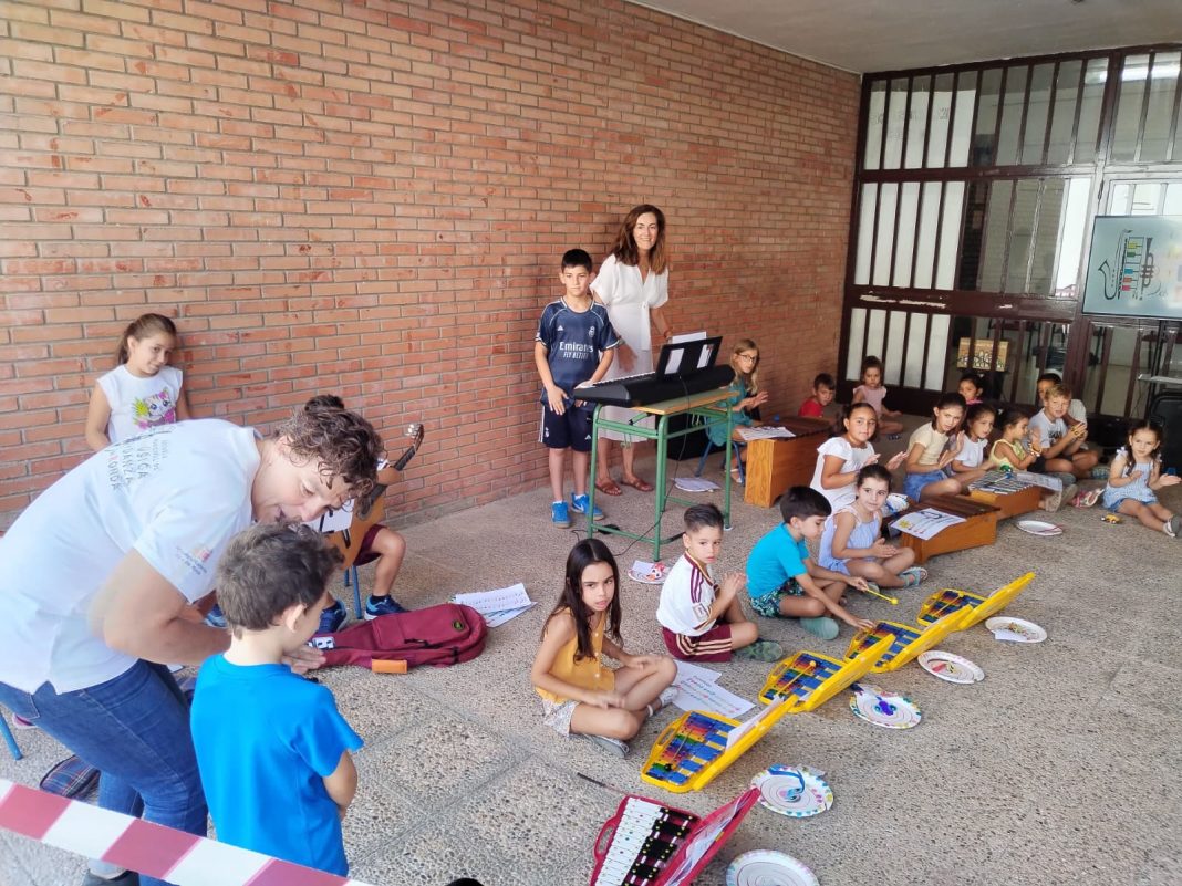 Niños en una actividad de música y danza durante una escuela de verano