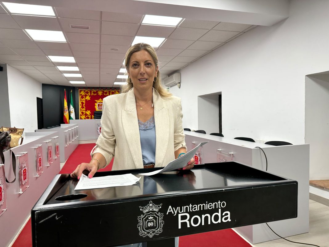 Operario de limpieza viaria trabajando en una calle de Ronda