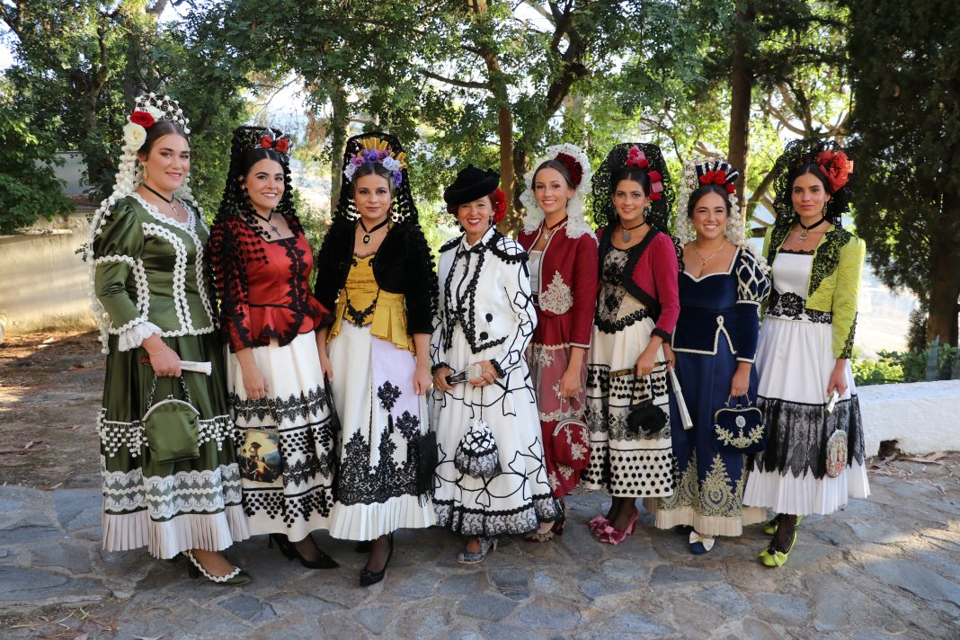 Presidenta y damas goyescas de Ronda antes de la Feria de Pedro Romero