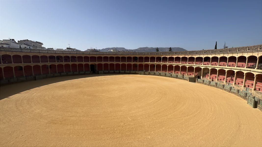 Interior renovado de la plaza de toros de Ronda con sus columnas y graderío