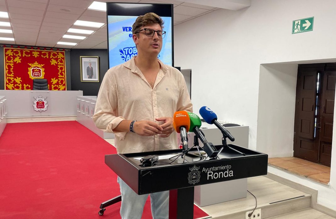Jóvenes participando en una actividad acuática de verano