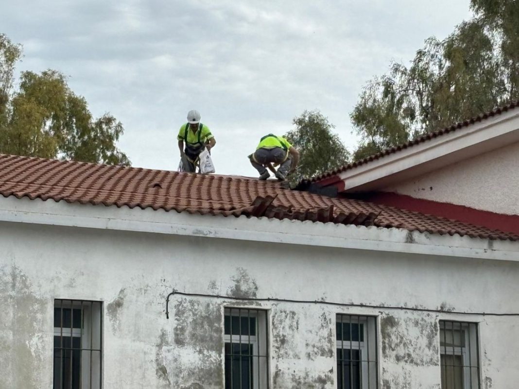 Personas caminando por una calle comercial de Ronda
