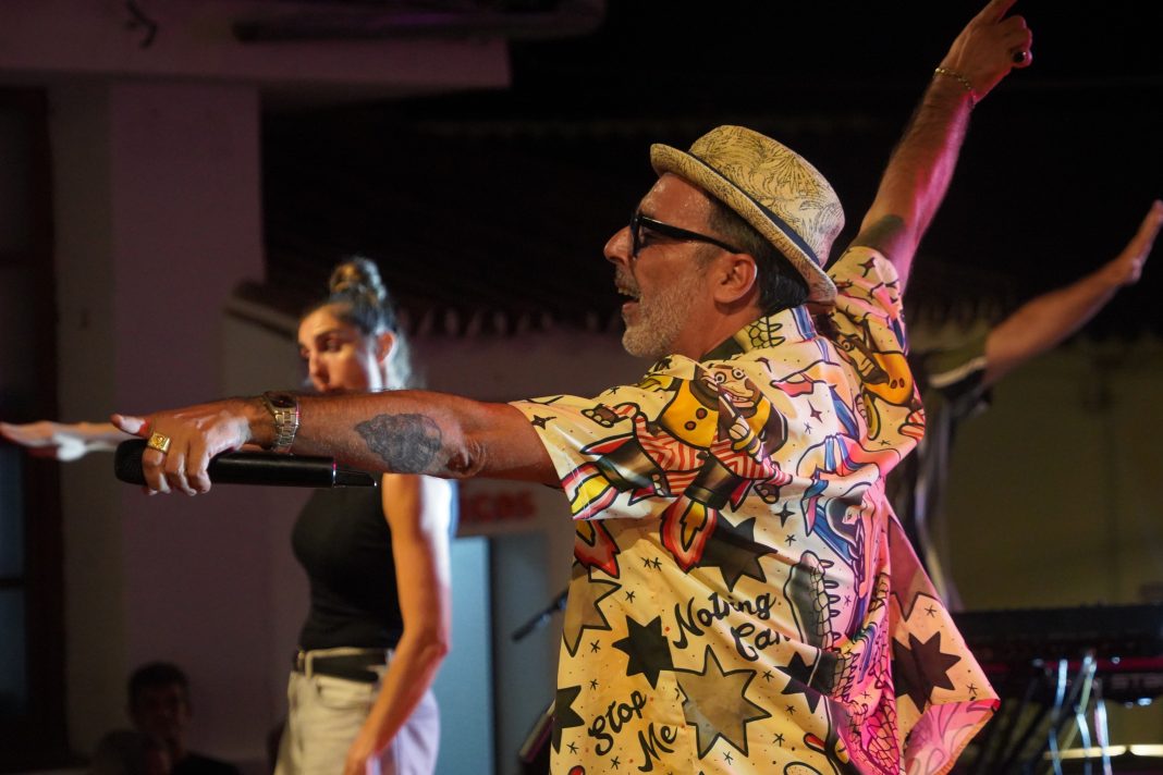 Actuación musical del festival Abolongo en una plaza de Jubrique