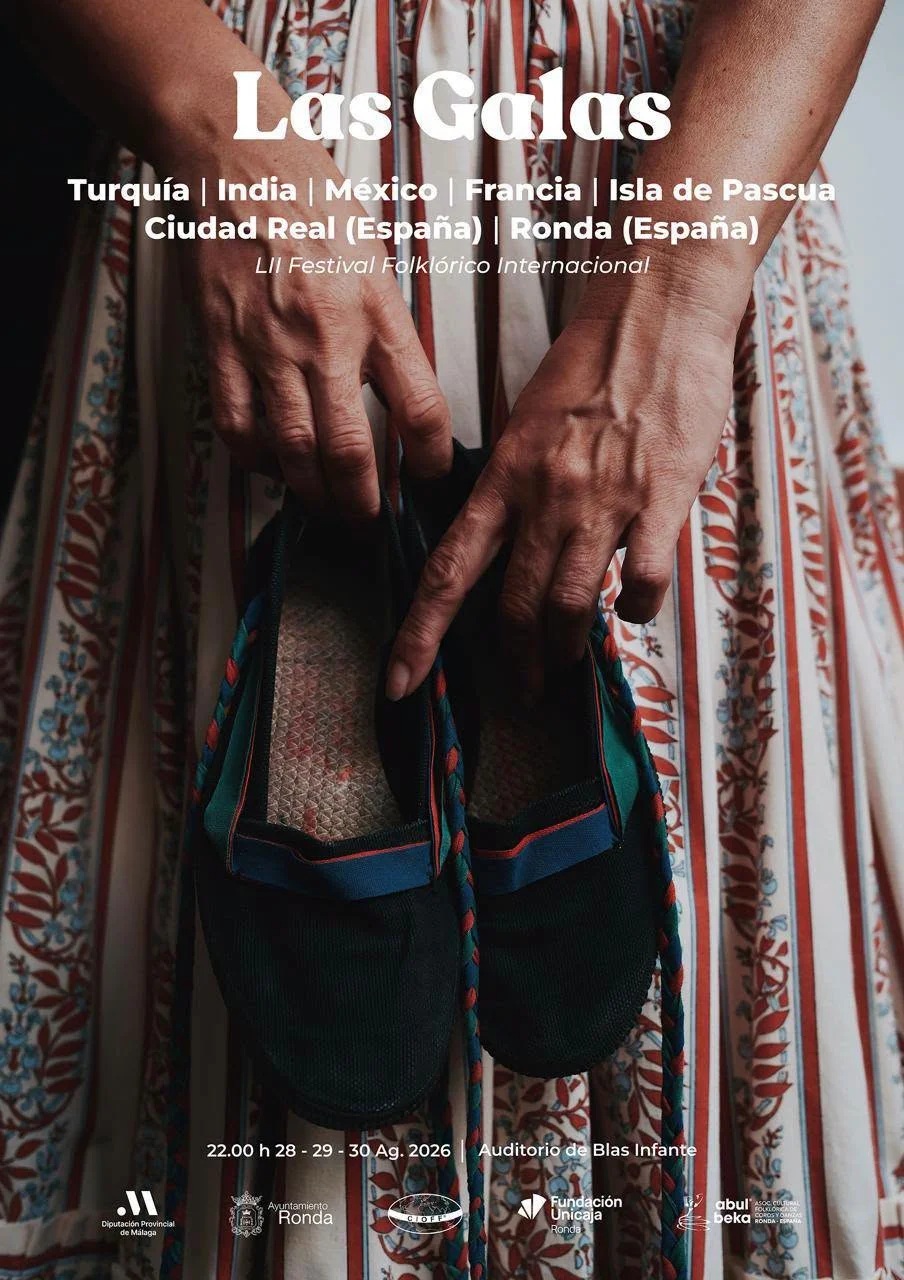 Actuación de folklore internacional en un escenario de Ronda