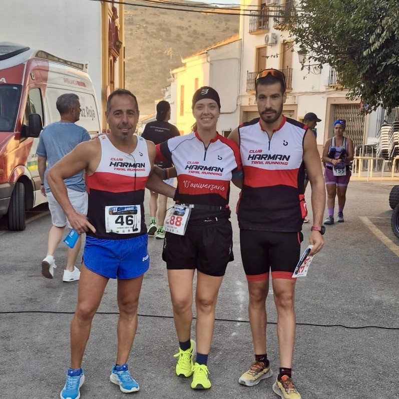 Corredores del Club Harman Trail Running durante la CxM Almargen