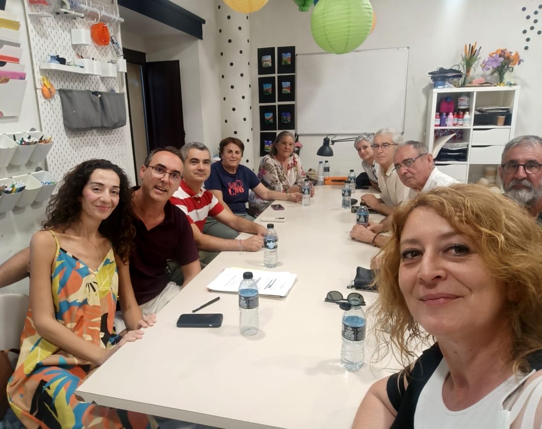 12092026 El coordinador territorial del PSOE en la Serranía de Ronda, David Sánchez, en la reunión junto a socialistas de la comarca