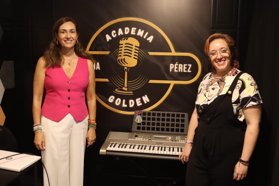 Mujeres participando en un coro durante una actividad de igualdad