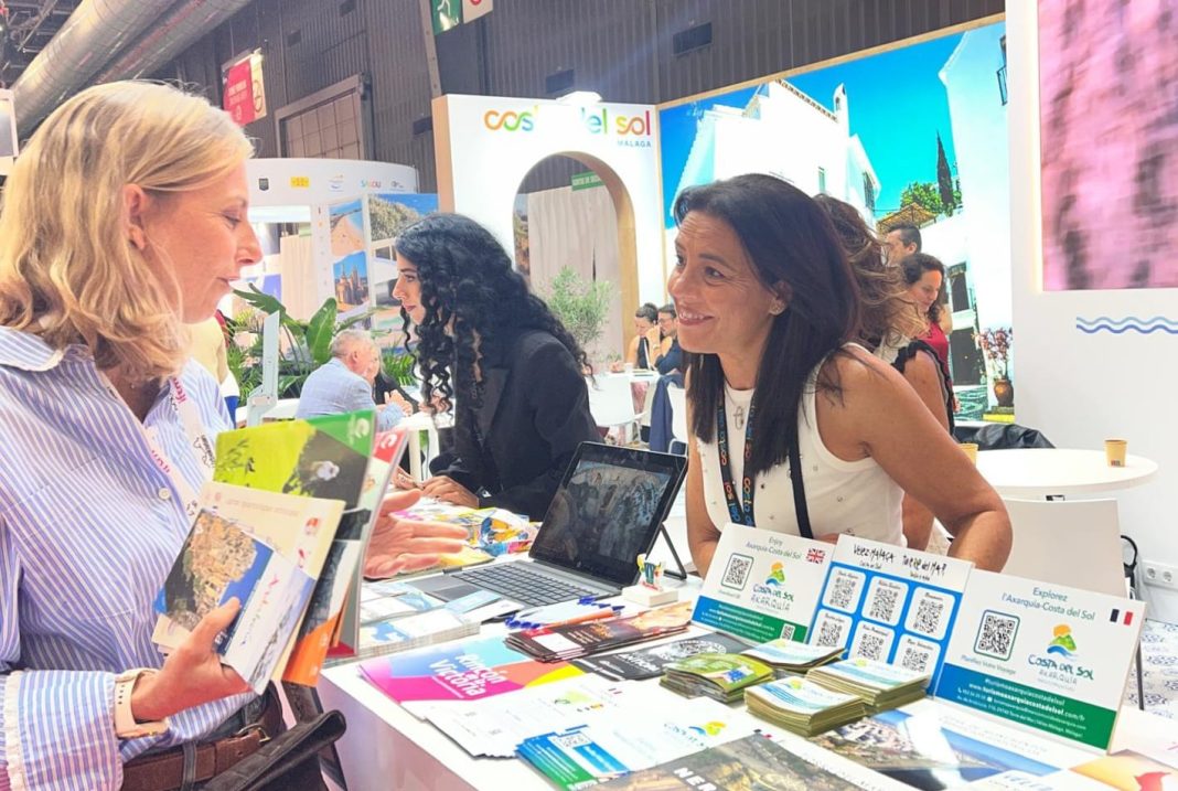 21092026 - Un momento de dicha feria, en la que participan profesionales de Turismo de Ronda Profesionales de Turismo de Ronda en una feria turística de París