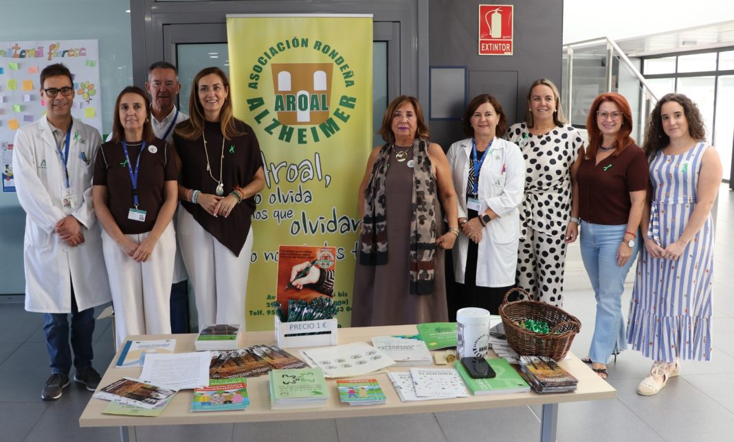 Mesa informativa de AROAL en el Hospital de la Serranía por el Día Mundial del Alzheimer