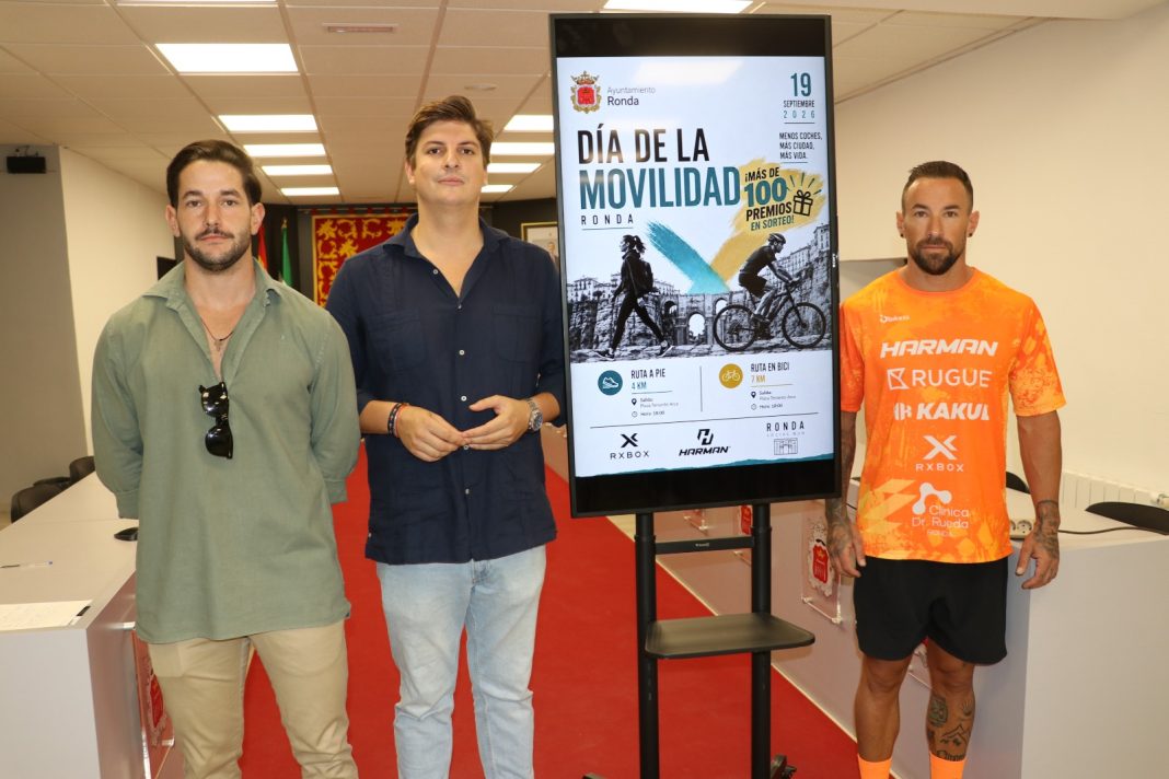 Participantes caminando y en bicicleta por Ronda durante una actividad de movilidad sostenible