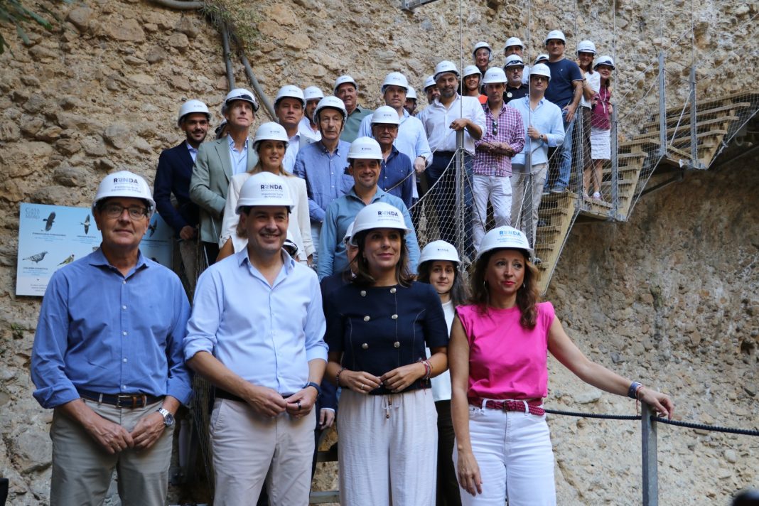 Pasarela de la segunda fase del Camino del Desfiladero sobre el río Guadalevín