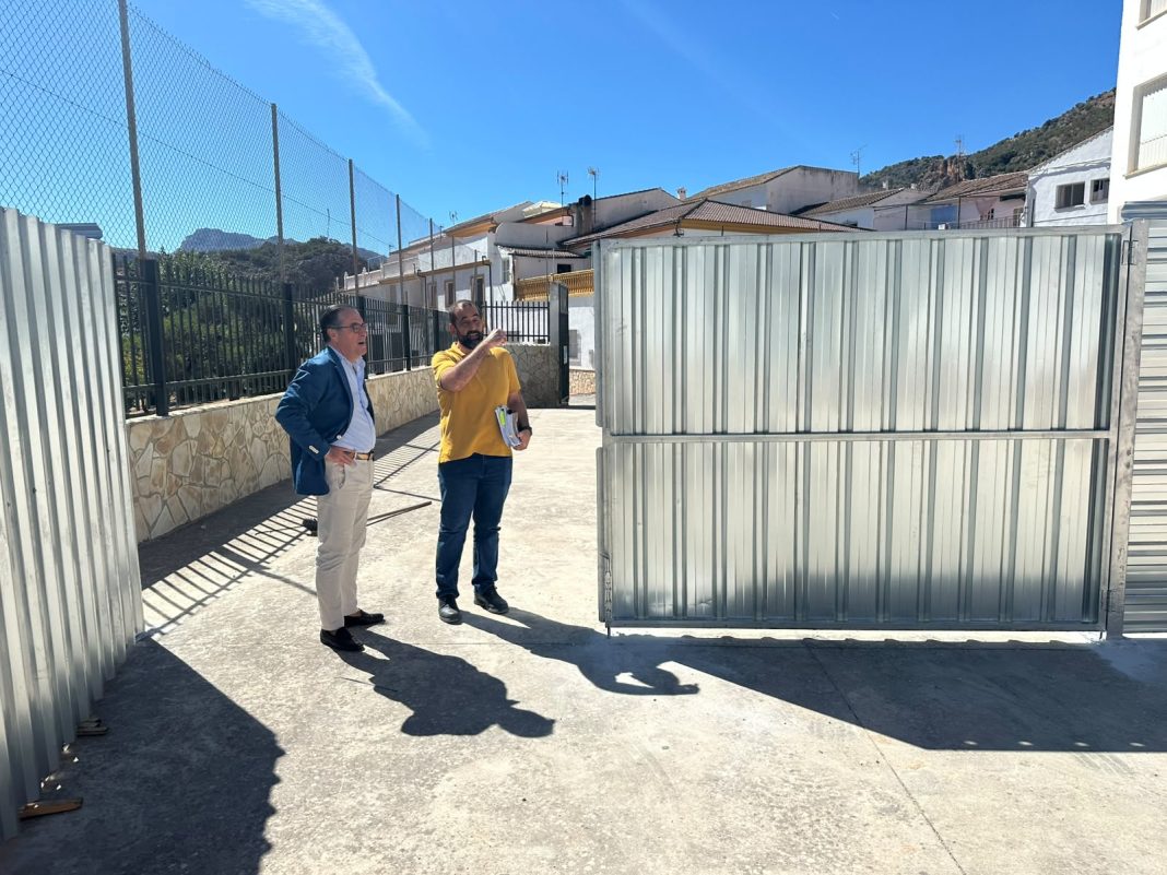 Edificio del CEIP Nuestra Señora del Rosario de Benaoján durante las obras de accesibilidad