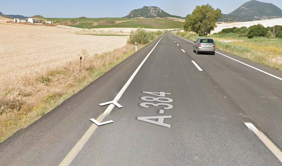 Carretera A-384 a su paso por Cañete la Real