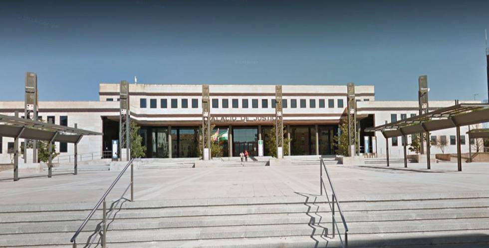 Dispositivo policial durante el registro del domicilio del joven desaparecido