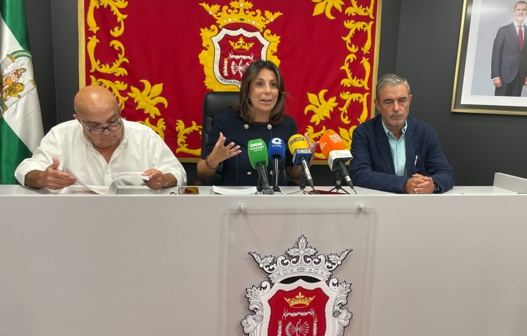 Documentación del Plan General de Ordenación de Ronda sobre una mesa