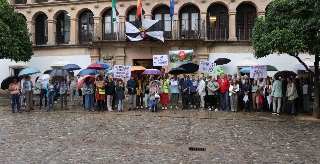 PRPTESTA VIAL Concentración ante el Ayuntamiento de Ronda contra el Vial Alternativo