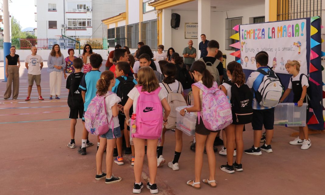 Alumnado del colegio Martín Pinzón durante el inicio del curso escolar