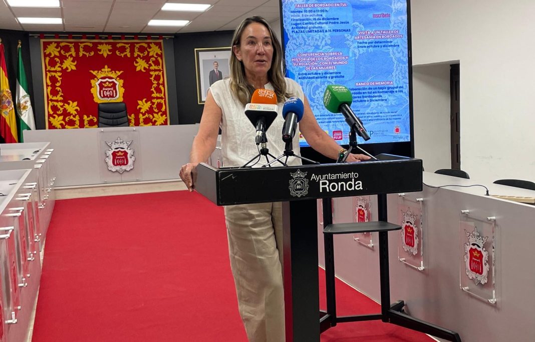 Participantes trabajando en un taller de bordado en tul