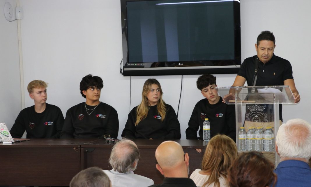 Integrantes del equipo Galmax TX junto al coche a escala presentado en el Convento de Santo Domingo
