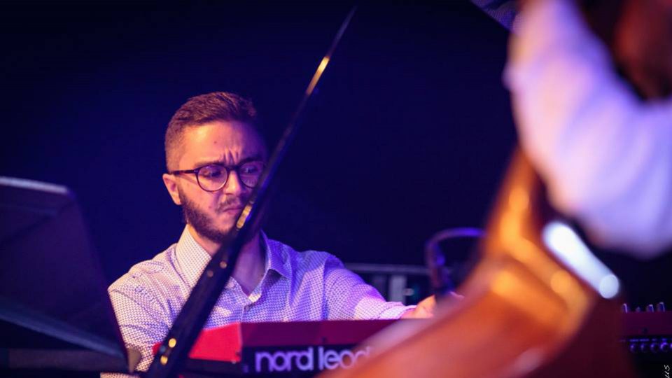 Yuri Storione al piano durante un concierto de jazz