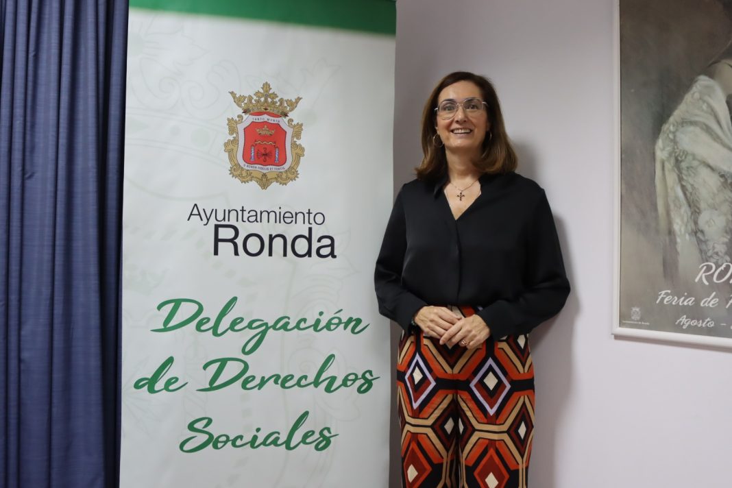 15102026 - Cristina Durán, delegada municipal de Derechos Sociales Tarjetas monedero para familias vulnerables con menores en Ronda