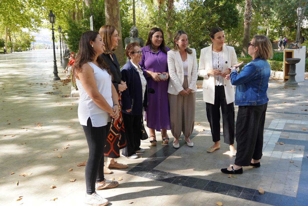 Lectura del manifiesto por las mujeres rurales en la Alameda del Tajo de Ronda