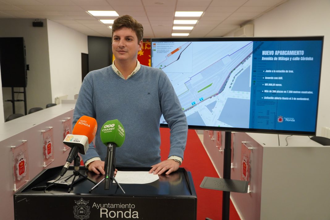 21102026 - El concejal de Contratación, Jorge Fernández Solar junto a la estación de tren de Ronda donde se construirá el nuevo aparcamiento