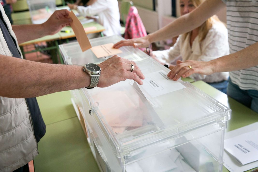 Vecinos consultan el censo electoral en el Ayuntamiento de Ronda