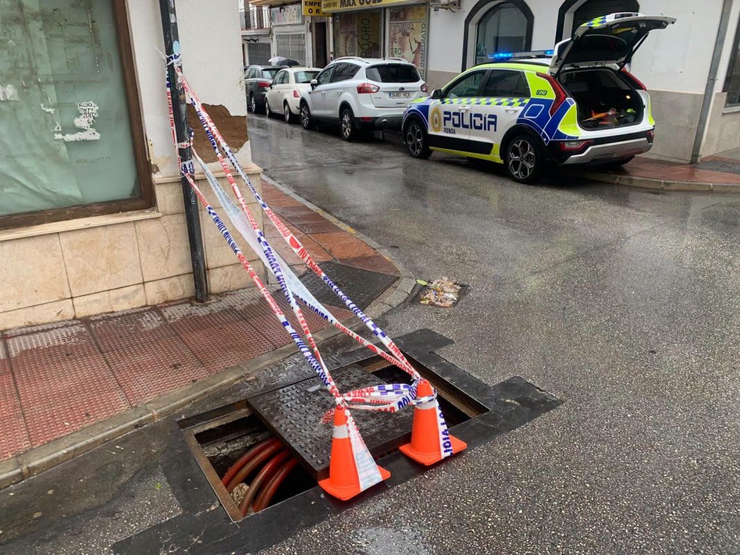 Grava arrastrada por la lluvia en una rotonda de Ronda