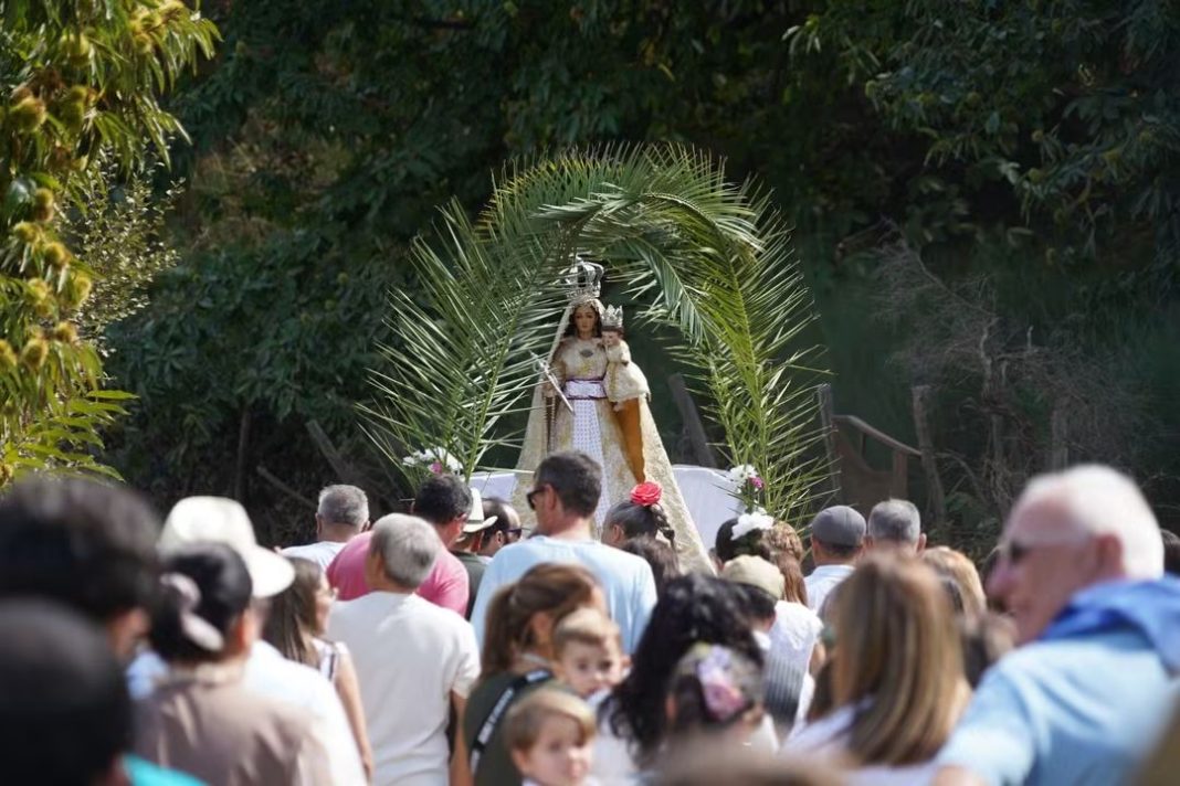 Procesión de la Virgen del Rosario durante la romería de Benalauría