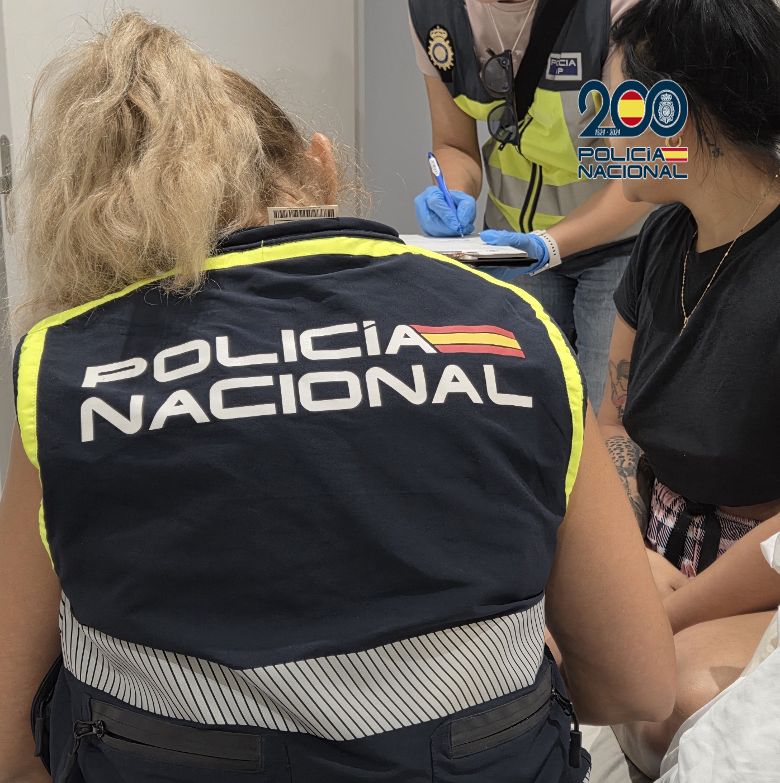 Agentes de la Policía Nacional durante un registro en Ronda