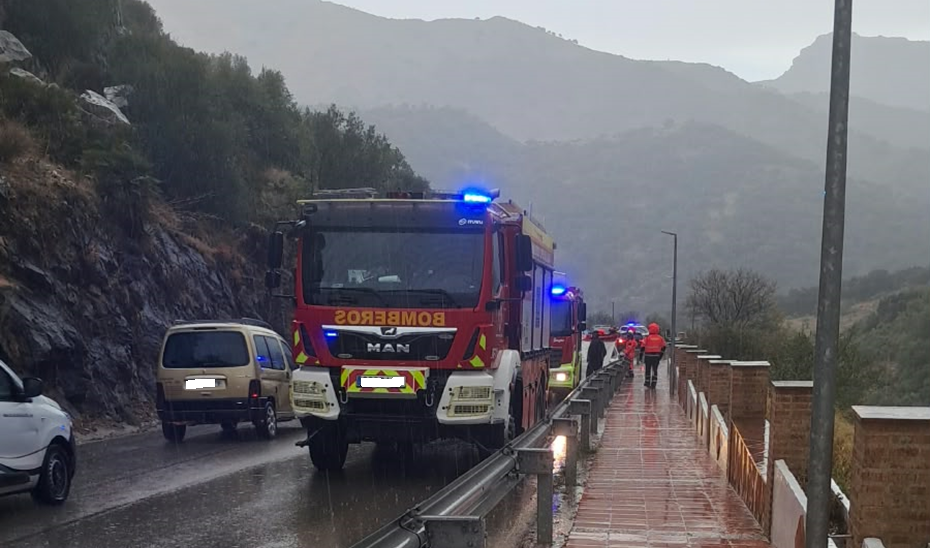 Vehículo accidentado tras el impacto de una roca en la carretera MA-8400 de Benaoján