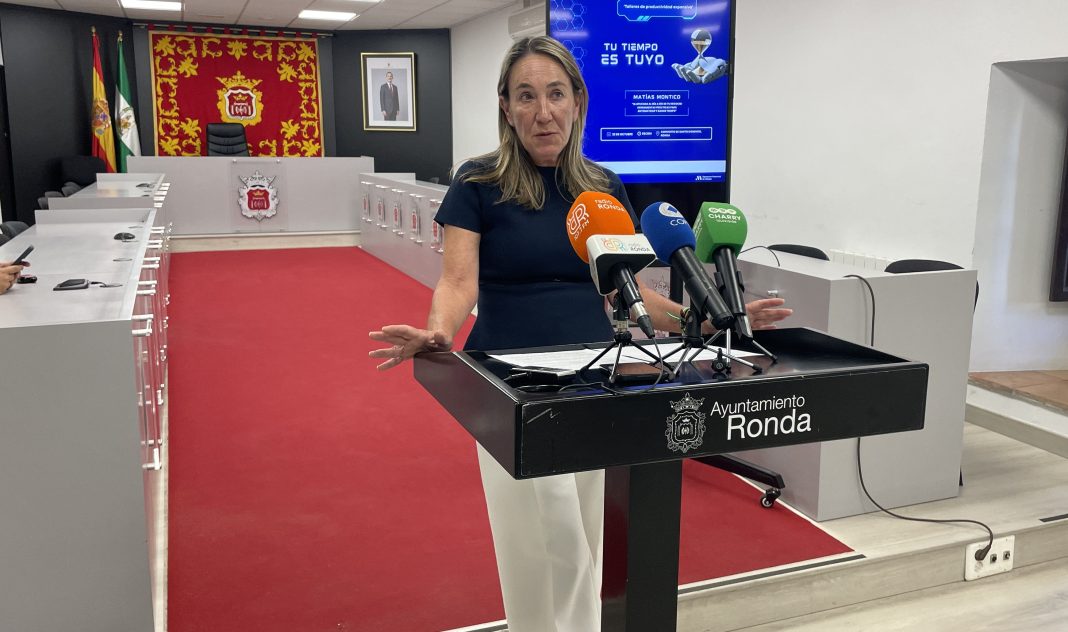 Participantes en un taller práctico de inteligencia artificial para negocios