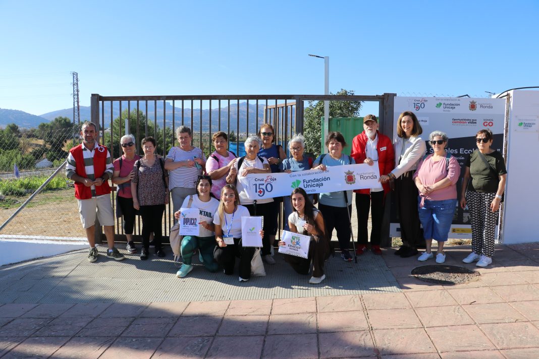 Participantes de La Dehesa y El Fuerte durante una ruta hacia los huertos sociales de Cruz Roja