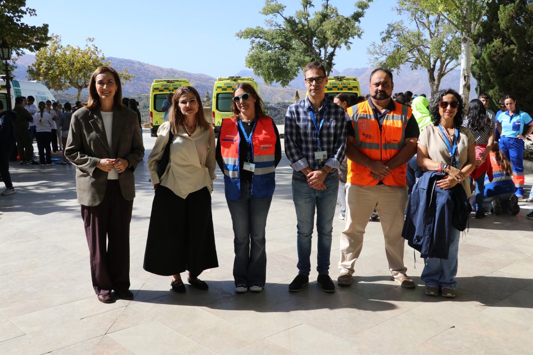Alumnos de primero de ESO practican primeros auxilios en la Alameda de Ronda