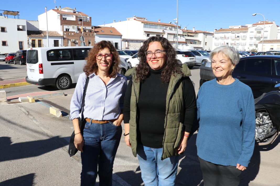 Tráfico en una calle de Ronda junto a un parque infantil