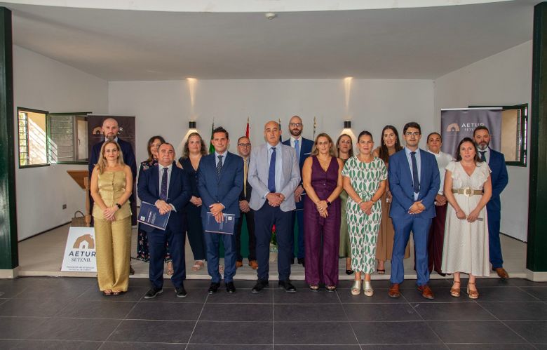 Junta directiva y autoridades de AETUR en el Mirador del Carmen de Setenil