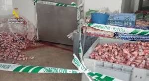 Agentes inspeccionan una nave con productos cárnicos contaminados en Benaoján