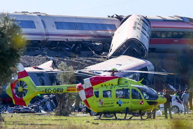 images Minuto de silencio en la plaza del Socorro de Ronda por las víctimas del accidente ferroviario